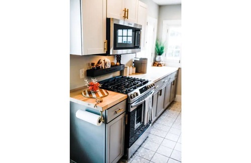 St. Charles House | Historic*Unique*Downtown*Quiet*Bright*Cheerful*Getaway