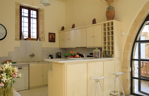 Maroulas Villa | Historic Venetian listed building of 540m2, IDEAL FOR FAMILY EVENT & RETREATS