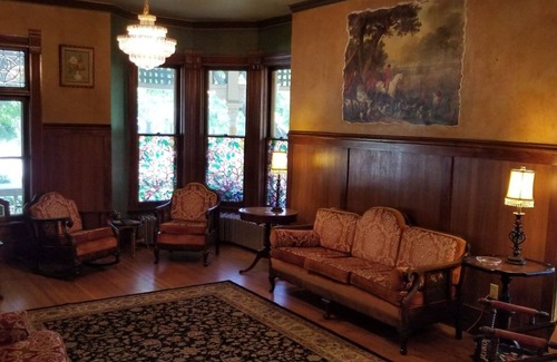 Sioux Falls Bed & Breakfast | Historic Victorian Inn Red Suite