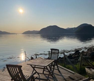 Andalsnes House | Hjelvikhytta - flott beliggenhet ved sjøen