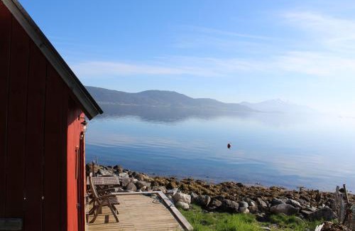 Andalsnes House | Hjelvikhytta - flott beliggenhet ved sjøen