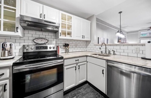 Hoboken Condo | Hoboken Brownstone Condo-1st Fl, 2 Bedrms w/Private Backyard Close to NYC trains
