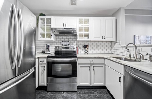 Hoboken Condo | Hoboken Brownstone Condo-1st Fl, 2 Bedrms w/Private Backyard Close to NYC trains