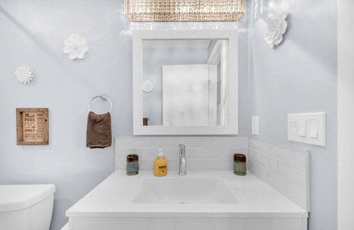 Central Okanagan House | Hodges Cottage in Killiney Beach!