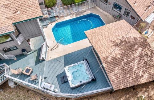 Oakhurst House | Hodges Hill Hideout w/pool, spa, BBQ - Dog Friendly!