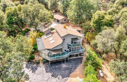 Oakhurst House | Hodges Hill Hideout w/pool, spa, BBQ - Dog Friendly!
