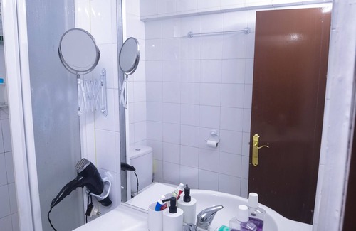 Bilbao Apartment | Hogar Feliz Encuentra a 10 min En Tren al Centro Historico de Bilbao