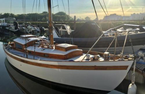 New Forest District Boat Rental | Hoitak