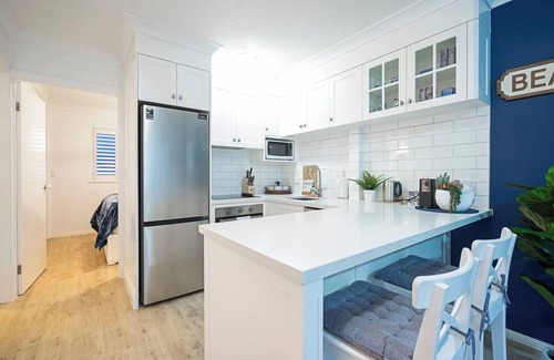 Coolangatta Apartment | Hola Kirra Ocean Blue Beachfront Oasis w Balcony