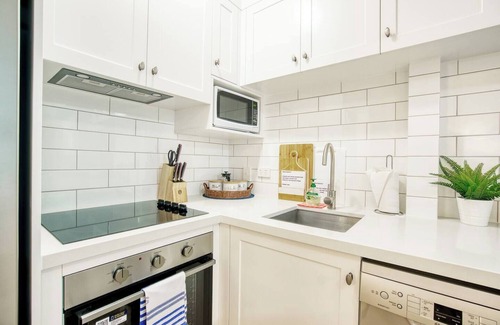 Coolangatta Apartment | Hola Kirra Ocean Blue Beachfront Oasis w Balcony