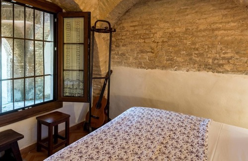 Santa Cruz Villa | Holi-Rent Historic House Next to the Alcázar.