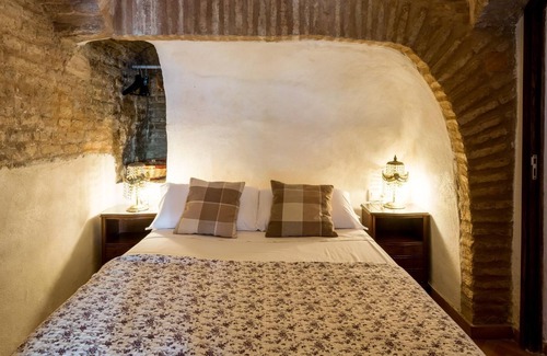 Santa Cruz Villa | Holi-Rent Historic House Next to the Alcázar.
