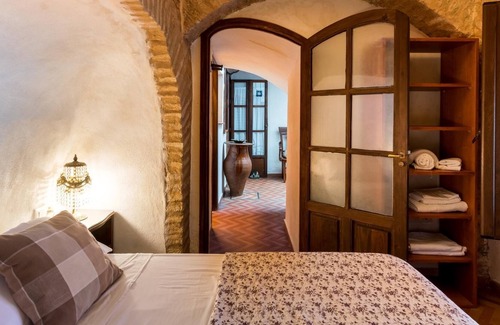 Santa Cruz Villa | Holi-Rent Historic House Next to the Alcázar.