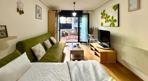 Baiona Old Town Apartment | Holibai, Parruliña, Estudio moderno con terracita, Baiona