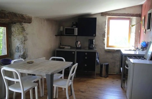Saint-Martin-le-Superieur House | Holiday Home 'L'Atelier' with Shared Pool, Private Garden and Wi-Fi