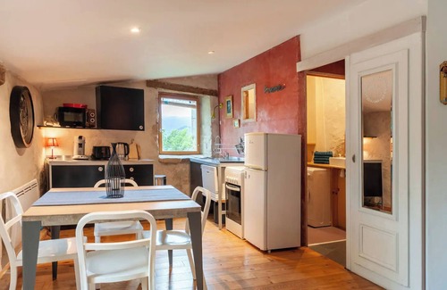 Saint-Martin-le-Superieur House | Holiday Home 'L'Atelier' with Shared Pool, Private Garden and Wi-Fi