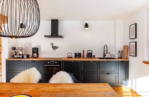 Sankt Anton am Arlberg Apartment | Holiday Apartment 'Chalet Flocke - Sternschnuppe' with Mountain View, Balcony and Wi-Fi