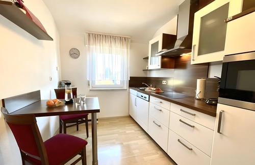 Waggershausen Apartment | Holiday Apartment 'Friedrichshafen' with Shared Garden, Balcony and Wi-Fi
