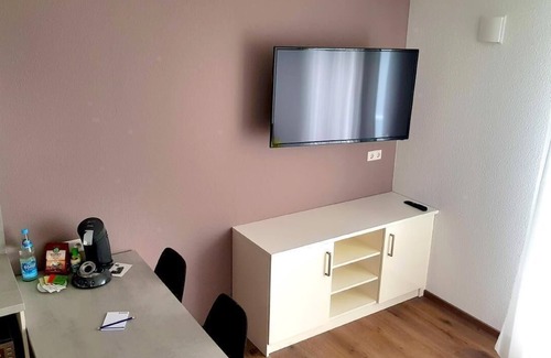 Neckarwestheim Apartment | Holiday Apartment in Neckarwestheim with Private Parking