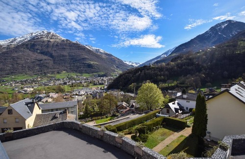 Luz-Saint-Sauveur Apartment | Holiday apartment Luz St Sauveur for 1 - 10 persons with 4 bedrooms - Row house
