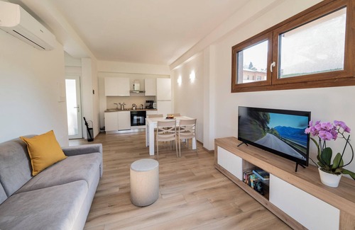 Carlazzo Apartment | Holiday Apartment "1" with Lake View, Shared Pool & Shared Garden