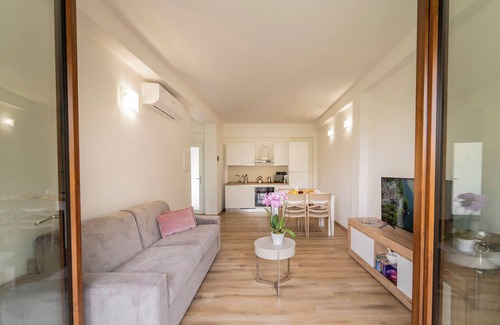 Carlazzo Apartment | Holiday Apartment "2" with Lake View, Shared Pool & Shared Garden