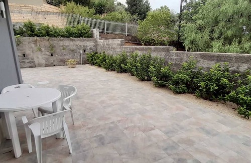 Caltagirone Apartment | Holiday Apartment 'Appartamento 3 con Piscina' with Pool, Balcony & A/C