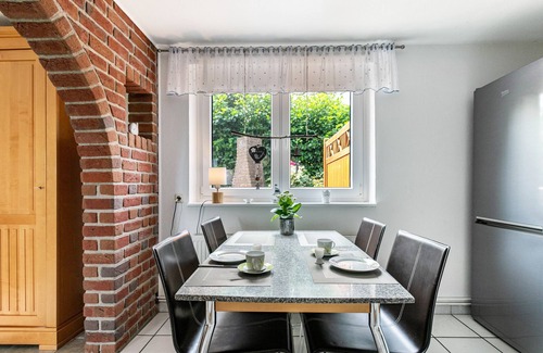 Norddeich Apartment | Holiday Apartment Alter Deich with Private Terrace, Private Garden and Wi-Fi