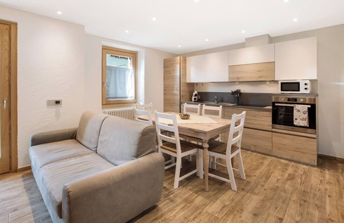 Isolaccia Apartment | Holiday Apartment "Casa Cecilia tra Bormio e Livigno" with Mountain View & Balcony