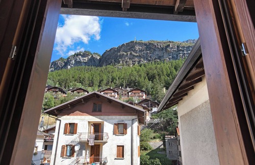 Isolaccia Apartment | Holiday Apartment "Casa Cecilia tra Bormio e Livigno" with Mountain View & Balcony