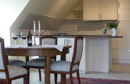 Wennbuttel Apartment | Holiday Apartment 'Felderblick Oben' with Private Garden, Balcony and Wi-Fi