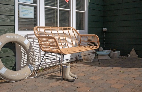 Ostersiel Apartment | Holiday Apartment 'Heinz Rolefs' with Shared Terrace, Communal Garden and Wi-Fi