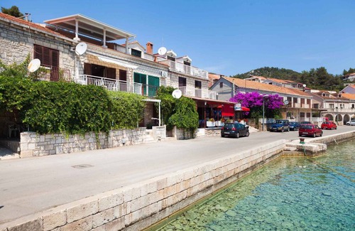 Smokvica Apartment | Holiday apartment with a sea view and terrace only 50 m from the beach
