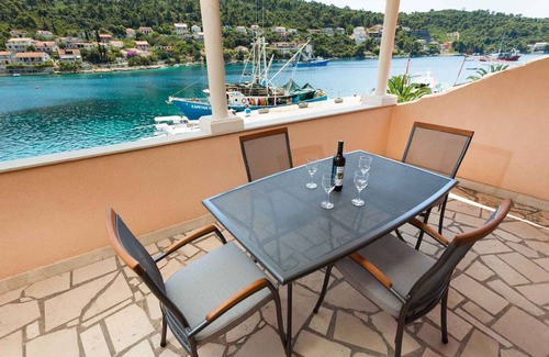 Smokvica Apartment | Holiday apartment with a sea view and terrace only 50 m from the beach