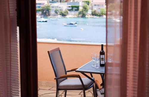 Smokvica Apartment | Holiday apartment with a sea view and terrace only 50 m from the beach
