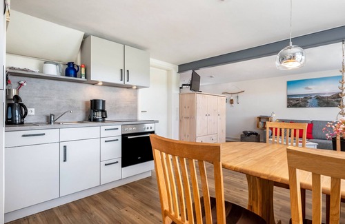 Nordstrand Apartment | Holiday Apartment 'Huus Achtern Diek' with Shared Terrace and Wi-Fi