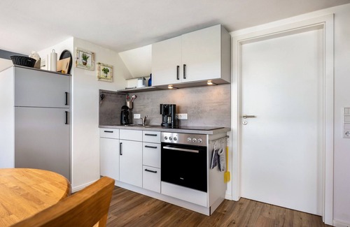 Nordstrand Apartment | Holiday Apartment 'Huus Achtern Diek' with Shared Terrace and Wi-Fi