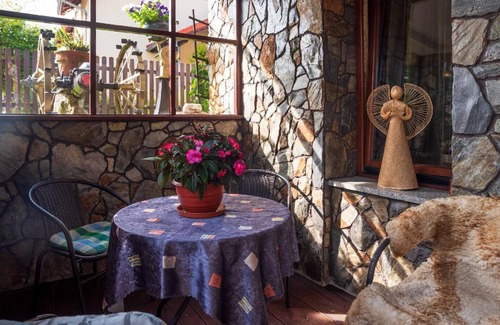 Lomnica House | Holiday Apartment in Mysłakowice with Terrace, Garden and Barbecue