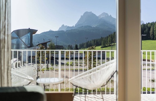 Sesto Apartment | Holiday Apartment in a Hotel 'Apartment Relax' with Mountain View, Shared Garden and Wi-Fi