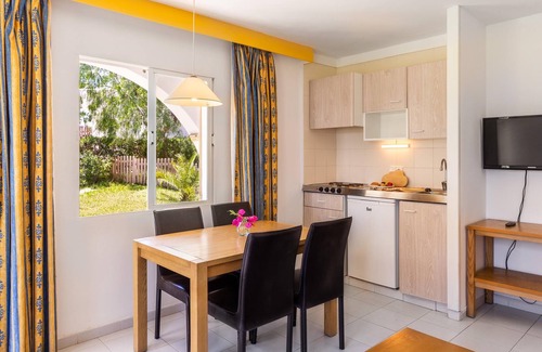 Cala d'Or Apartment | Holiday Apartment ‘La Mirada 2 Gavimarhotels’ with Wi-Fi, Balcony, Shared Garden & Pool; Parking Available