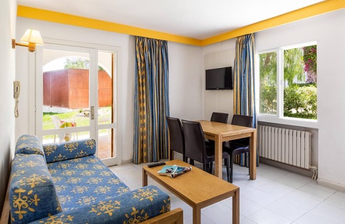 Cala d'Or Apartment | Holiday Apartment ‘La Mirada 1 Gavimarhotels’ with Wi-Fi, Balcony, Shared Garden & Pool; Parking Available