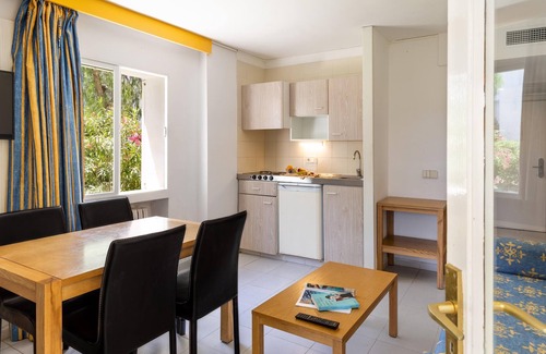 Cala d'Or Apartment | Holiday Apartment ‘La Mirada 1 Gavimarhotels’ with Wi-Fi, Balcony, Shared Garden & Pool; Parking Available