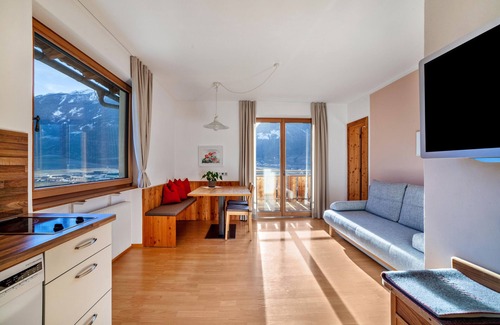 Laces Apartment | Holiday Apartment "Langstein Rose" with Mountain View, Balcony & Wi-Fi