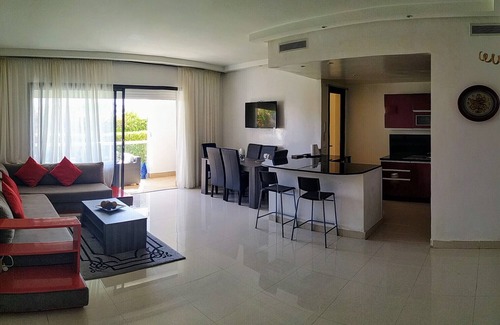 Tamariss Apartment | Holiday apartment w/pool 5min walk to the beach