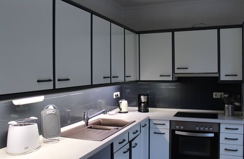 Korbecke Apartment | Holiday Apartment 'Möhneblick' with Shared Garden, Balcony and Wi-Fi