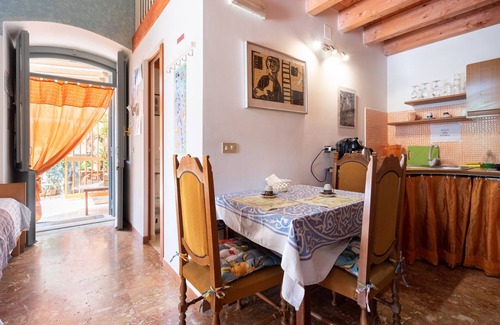 Giovinazzo Apartment | Holiday Apartment "Secret Garden" with Shared Garden & Wi-Fi