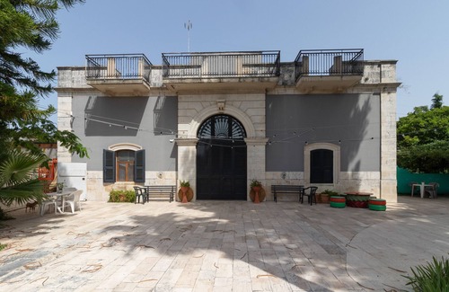 Giovinazzo Apartment | Holiday Apartment "Secret Garden" with Shared Garden & Wi-Fi