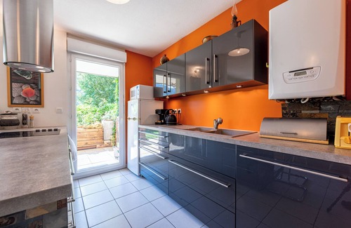 Seynod Apartment | Holiday Apartment "T3 Au Vert À 5 Min D'Annecy Centre" with Private Terrace, Private Garden & Wi-Fi
