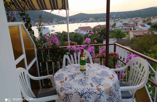 Vinisce Apartment | Holiday apartment with sea view 60 m from the beach