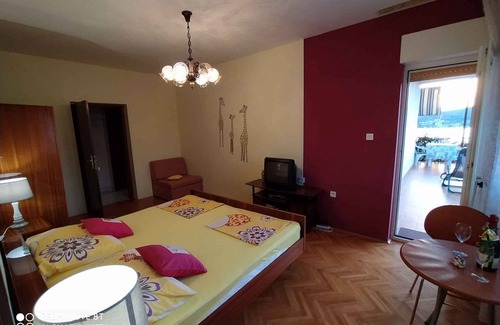 Vinisce Apartment | Holiday apartment with sea view 60 m from the beach
